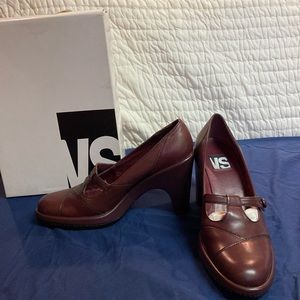 Slightly used VS heels in prism wine 6B